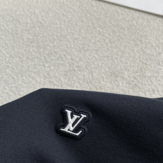 Lv 2026春夏 官网同步 熟男 轻熟男 最爱款式 经典大气百搭商务休闲Polo领T恤 采用进口双丝光珠地棉面料 舒适 Lv 2026春夏 官网同步 熟男 轻熟男 最爱款式 经典大气百搭商务休闲Polo领T恤 采用进口双丝光珠地棉面料 舒适