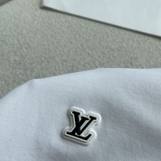 Lv 2026春夏 官网同步 熟男 轻熟男 最爱款式 经典大气百搭商务休闲Polo领T恤 采用进口双丝光珠地棉面料 舒适 Lv 2026春夏 官网同步 熟男 轻熟男 最爱款式 经典大气百搭商务休闲Polo领T恤 采用进口双丝光珠地棉面料 舒适
