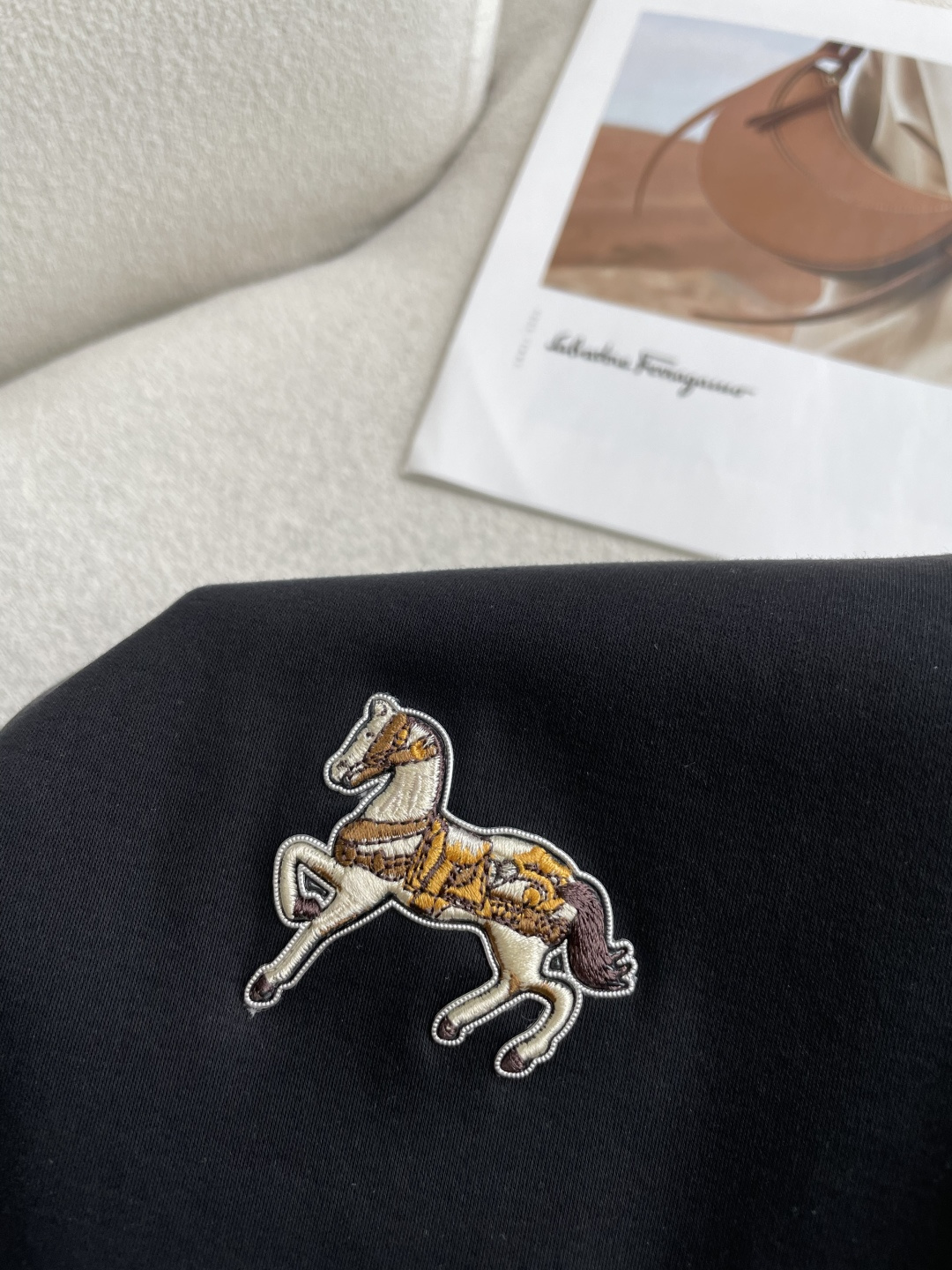 爱🐎仕 2026秋冬专柜新款 时尚休闲打底衫长袖T恤,精选进口高密度双面拉架棉面料,精致原版logo打造,舒适性与透气性 爱🐎仕 2026秋冬专柜新款 时尚休闲打底衫长袖T恤,精选进口高密度双面拉架棉面料,精致原版logo打造,舒适性与透气性
