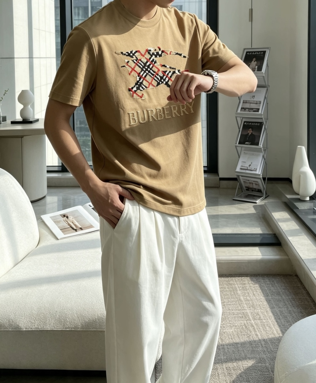 Bur 兼顾实穿与格调的男士秋冬打底T恤，经典圆领版型，不挑脖颈线条，叠穿西装、针织外套、风衣都适配。 胸前战马刺绣标识