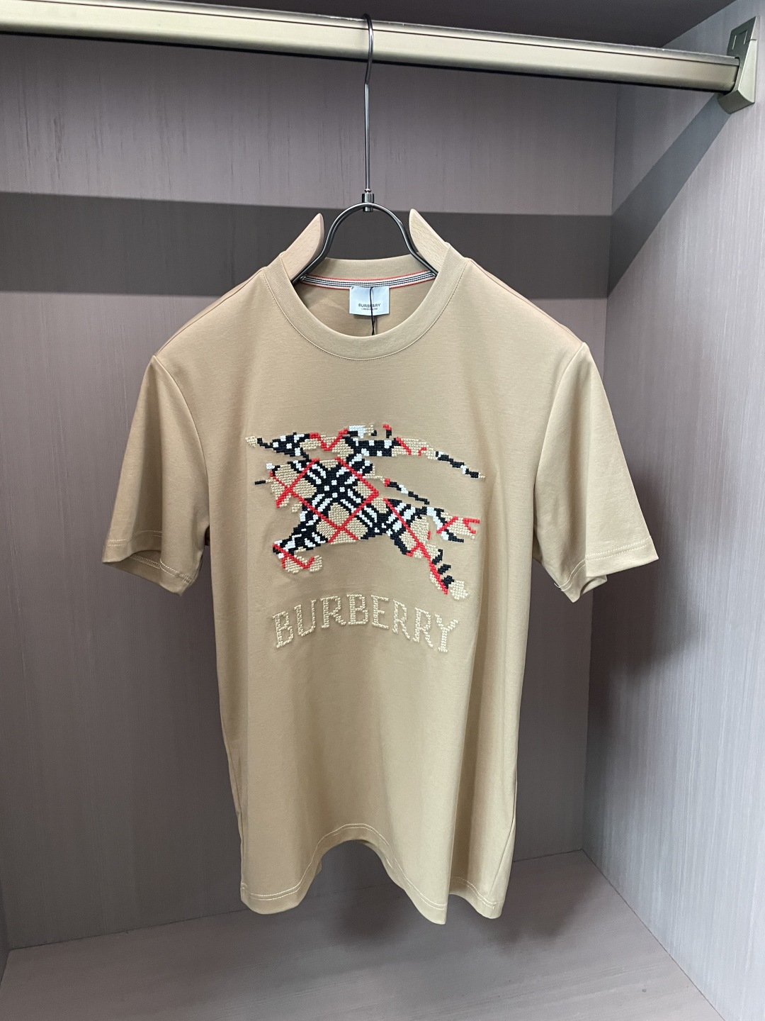 Bur 兼顾实穿与格调的男士秋冬打底T恤，经典圆领版型，不挑脖颈线条，叠穿西装、针织外套、风衣都适配。 胸前战马刺绣标识