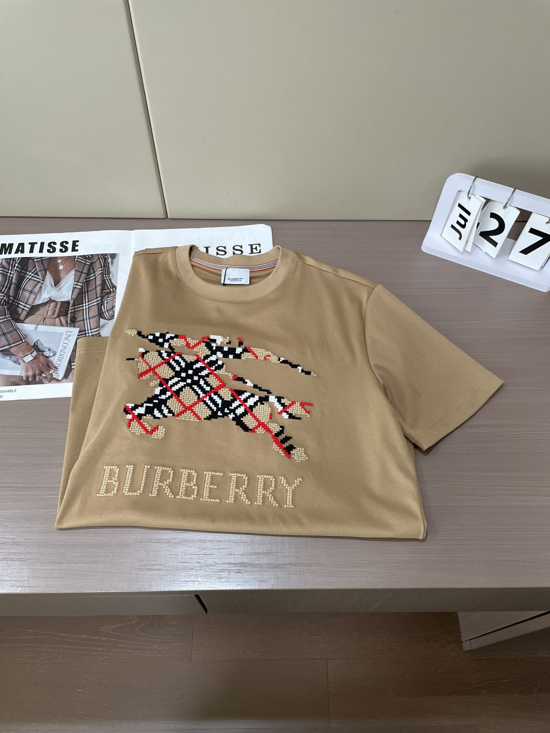 Bur 兼顾实穿与格调的男士秋冬打底T恤，经典圆领版型，不挑脖颈线条，叠穿西装、针织外套、风衣都适配。 胸前战马刺绣标识