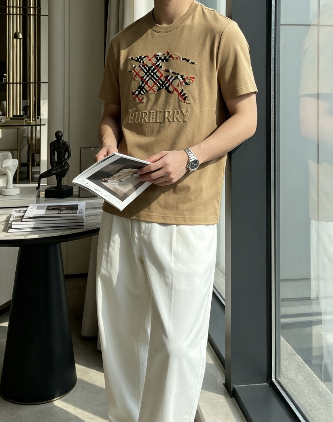 Bur 兼顾实穿与格调的男士秋冬打底T恤，经典圆领版型，不挑脖颈线条，叠穿西装、针织外套、风衣都适配。 胸前战马刺绣标识