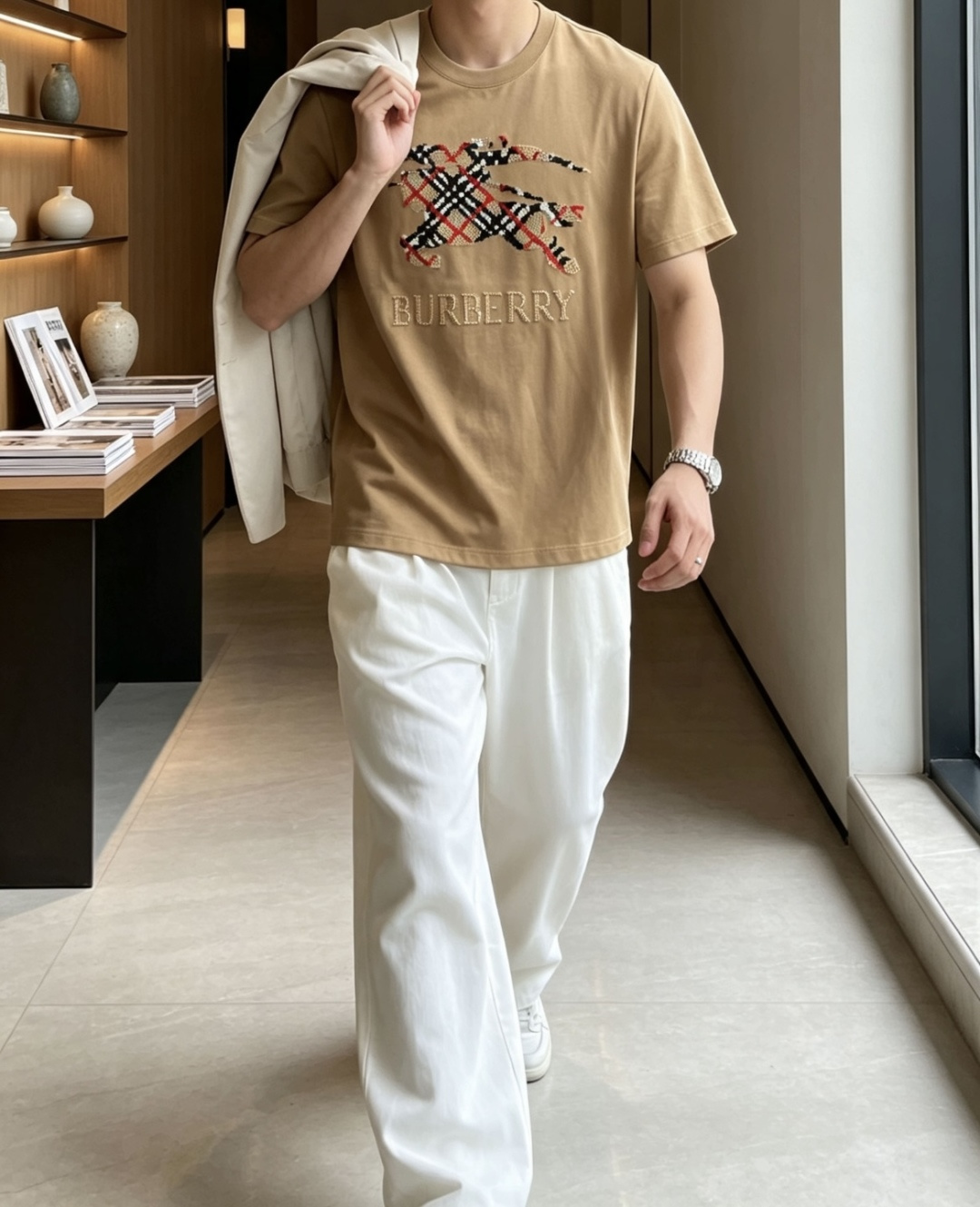 Bur 兼顾实穿与格调的男士秋冬打底T恤，经典圆领版型，不挑脖颈线条，叠穿西装、针织外套、风衣都适配。 胸前战马刺绣标识