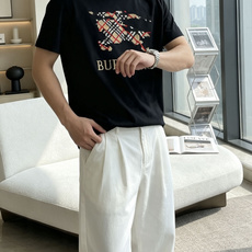 Bur 兼顾实穿与格调的男士秋冬打底T恤,经典圆领版型,不挑脖颈线条,叠穿西装、针织外套、风衣都适配。 胸前战马刺绣标识 Bur 兼顾实穿与格调的男士秋冬打底T恤,经典圆领版型,不挑脖颈线条,叠穿西装、针织外套、风衣都适配。 胸前战马刺绣标识
