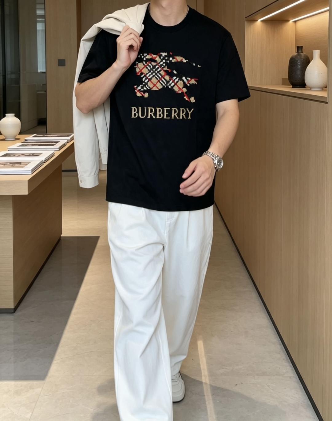 Bur 兼顾实穿与格调的男士秋冬打底T恤,经典圆领版型,不挑脖颈线条,叠穿西装、针织外套、风衣都适配。 胸前战马刺绣标识 Bur 兼顾实穿与格调的男士秋冬打底T恤,经典圆领版型,不挑脖颈线条,叠穿西装、针织外套、风衣都适配。 胸前战马刺绣标识