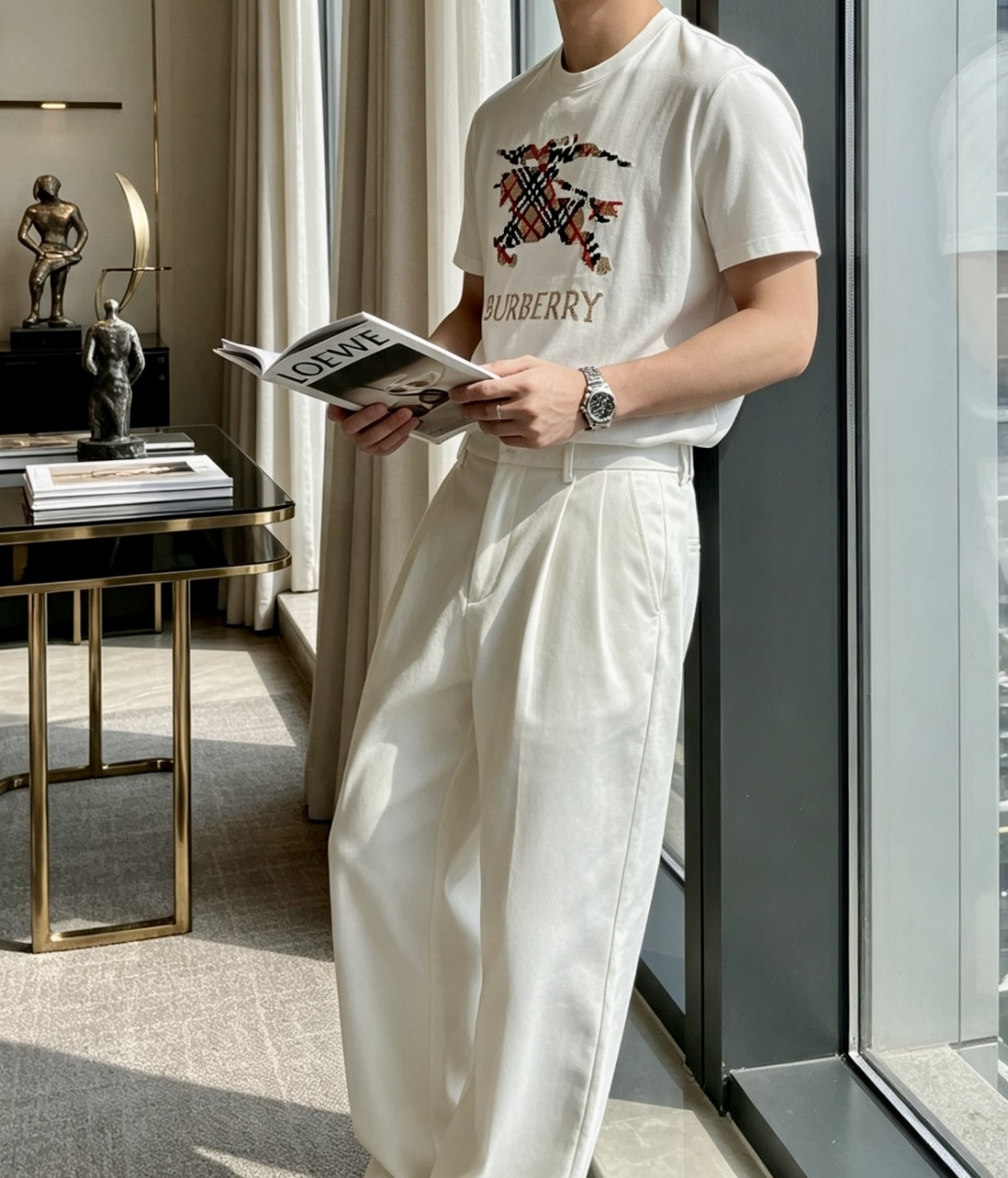 Bur 兼顾实穿与格调的男士秋冬打底T恤，经典圆领版型，不挑脖颈线条，叠穿西装、针织外套、风衣都适配。 胸前战马刺绣标识