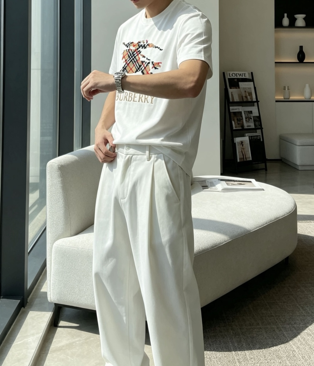Bur 兼顾实穿与格调的男士秋冬打底T恤，经典圆领版型，不挑脖颈线条，叠穿西装、针织外套、风衣都适配。 胸前战马刺绣标识