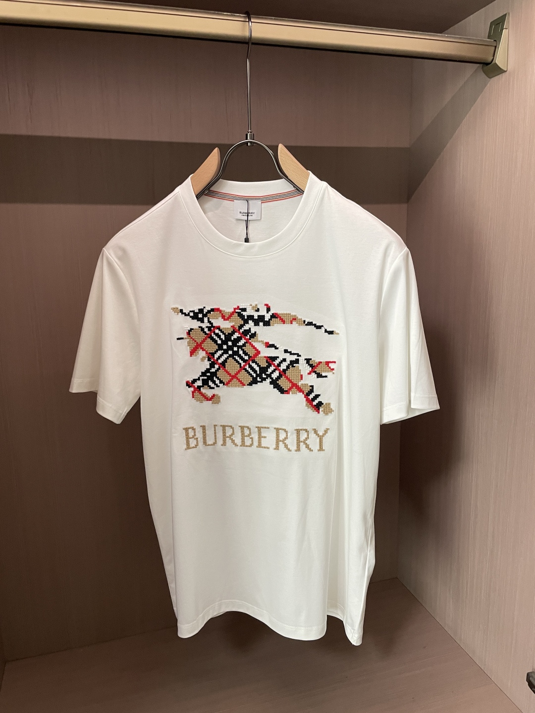 Bur 兼顾实穿与格调的男士秋冬打底T恤，经典圆领版型，不挑脖颈线条，叠穿西装、针织外套、风衣都适配。 胸前战马刺绣标识