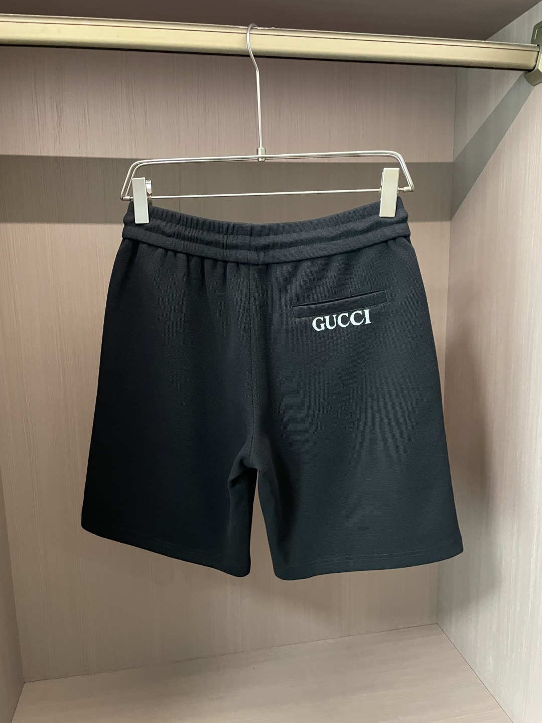 Gucc 2026夏季短裤！百搭松紧腰休闲五分裤！松紧腰 两侧插袋 面料采用客供定织高支纯棉料，上身透气，柔软亲肤，手感