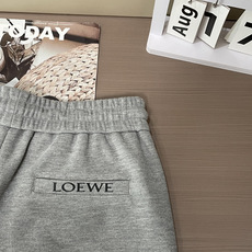 Loewe 2026夏季短裤!百搭松紧腰休闲五分裤!松紧腰 两侧插袋 面料采用客供定织高支纯棉料,上身透气,柔软亲肤,手 Loewe 2026夏季短裤!百搭松紧腰休闲五分裤!松紧腰 两侧插袋 面料采用客供定织高支纯棉料,上身透气,柔软亲肤,手