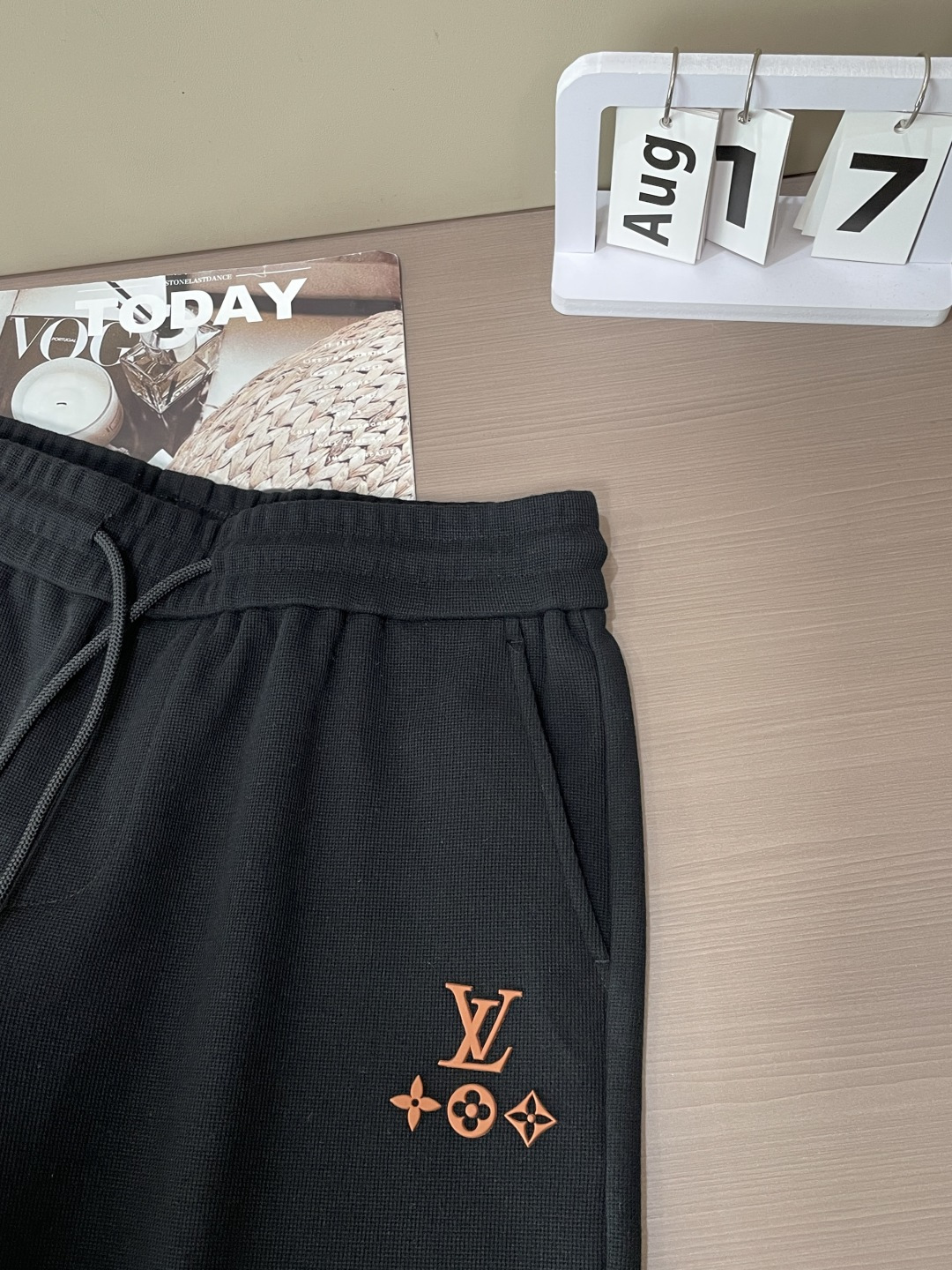 Lv 2026夏季短裤！百搭松紧腰休闲五分裤！松紧腰 两侧插袋 面料采用客供定织高支纯棉料，上身透气，柔软亲肤，手感细腻