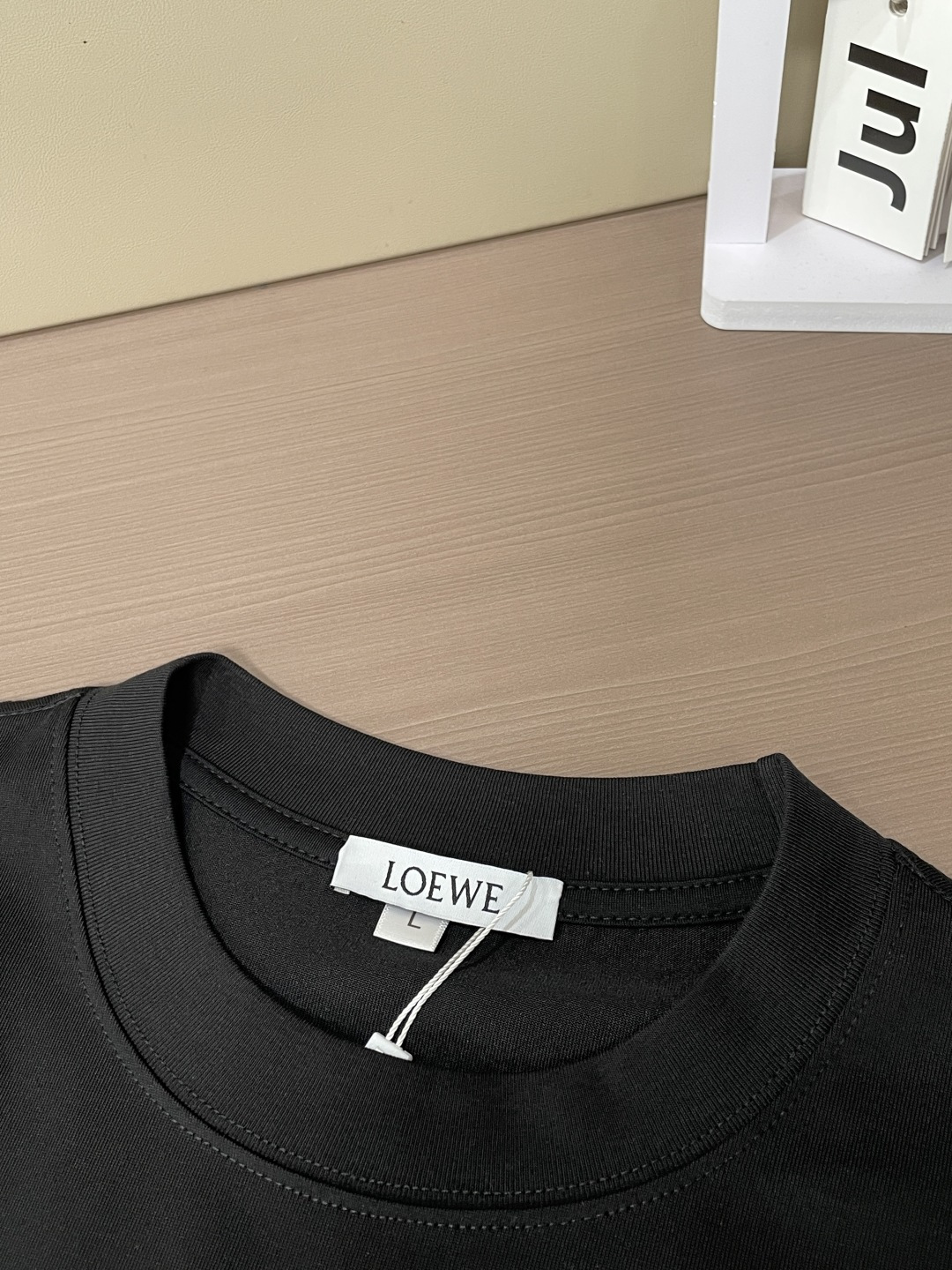 Loewe 2026春夏款/官网同步 面料采用重磅纯棉精梳棉面料,OS宽松版型,上身版型超正!日常百搭,衣橱必备单品! Loewe 2026春夏款/官网同步 面料采用重磅纯棉精梳棉面料,OS宽松版型,上身版型超正!日常百搭,衣橱必备单品!