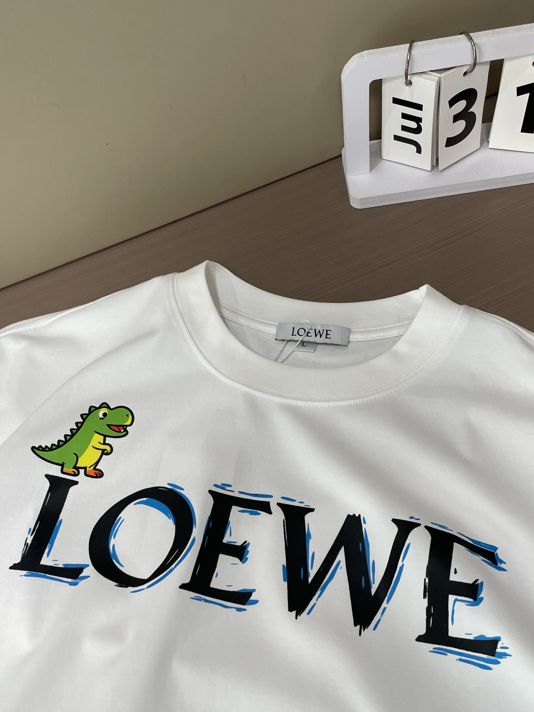 Loewe 2026春夏款/官网同步 面料采用重磅纯棉精梳棉面料,OS宽松版型,上身版型超正!日常百搭,衣橱必备单品! Loewe 2026春夏款/官网同步 面料采用重磅纯棉精梳棉面料,OS宽松版型,上身版型超正!日常百搭,衣橱必备单品!