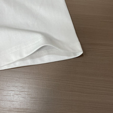Loewe 2026春夏款/官网同步 面料采用重磅纯棉精梳棉面料,OS宽松版型,上身版型超正!日常百搭,衣橱必备单品! Loewe 2026春夏款/官网同步 面料采用重磅纯棉精梳棉面料,OS宽松版型,上身版型超正!日常百搭,衣橱必备单品!