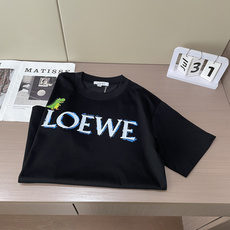 Loewe 2026春夏款/官网同步 面料采用重磅纯棉精梳棉面料,OS宽松版型,上身版型超正!日常百搭,衣橱必备单品! Loewe 2026春夏款/官网同步 面料采用重磅纯棉精梳棉面料,OS宽松版型,上身版型超正!日常百搭,衣橱必备单品!