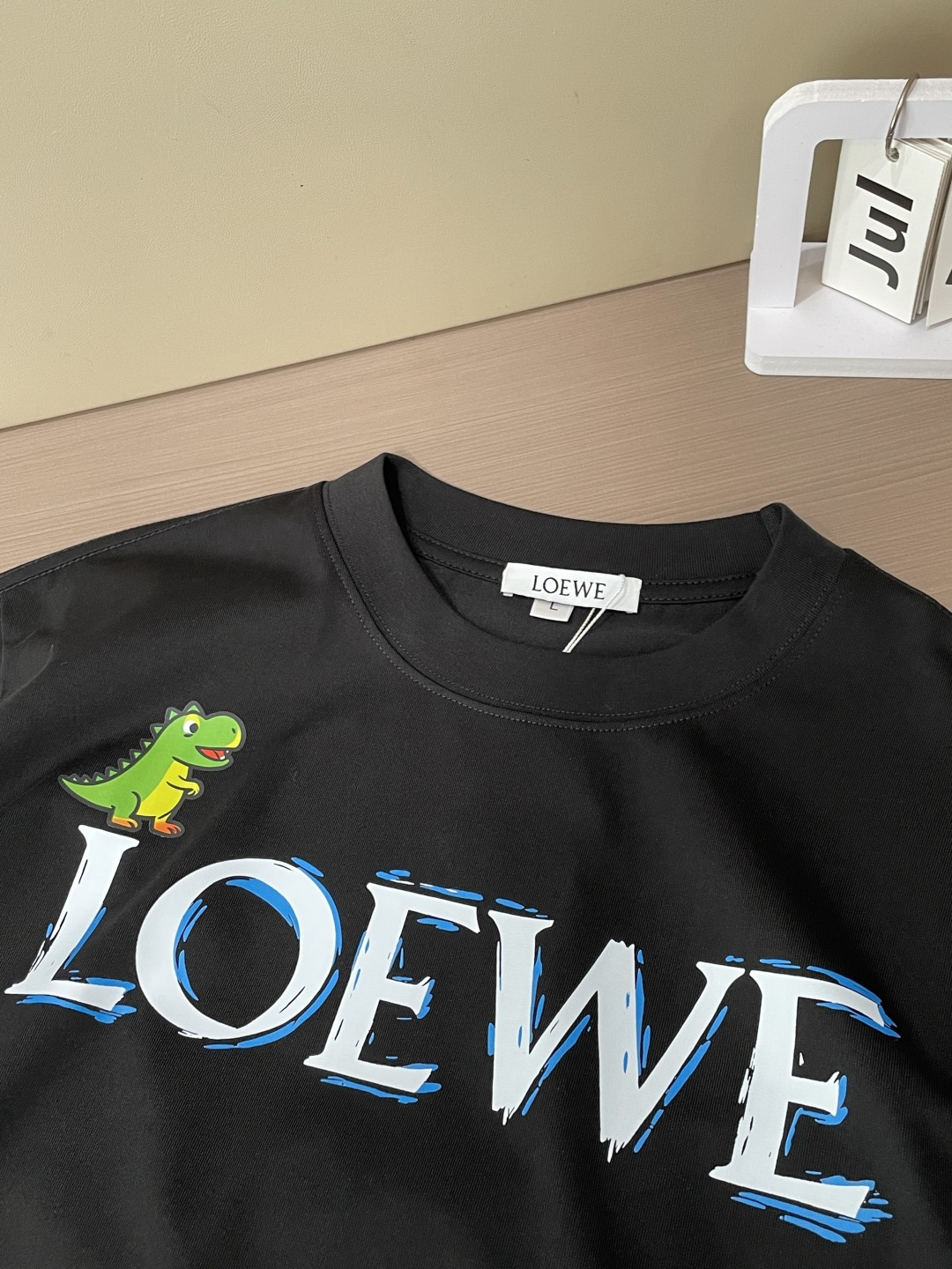Loewe 2026春夏款/官网同步 面料采用重磅纯棉精梳棉面料,OS宽松版型,上身版型超正!日常百搭,衣橱必备单品! Loewe 2026春夏款/官网同步 面料采用重磅纯棉精梳棉面料,OS宽松版型,上身版型超正!日常百搭,衣橱必备单品!