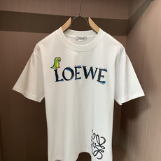 Loewe 2026春夏款/官网同步 面料采用重磅纯棉精梳棉面料,OS宽松版型,上身版型超正!日常百搭,衣橱必备单品! Loewe 2026春夏款/官网同步 面料采用重磅纯棉精梳棉面料,OS宽松版型,上身版型超正!日常百搭,衣橱必备单品!