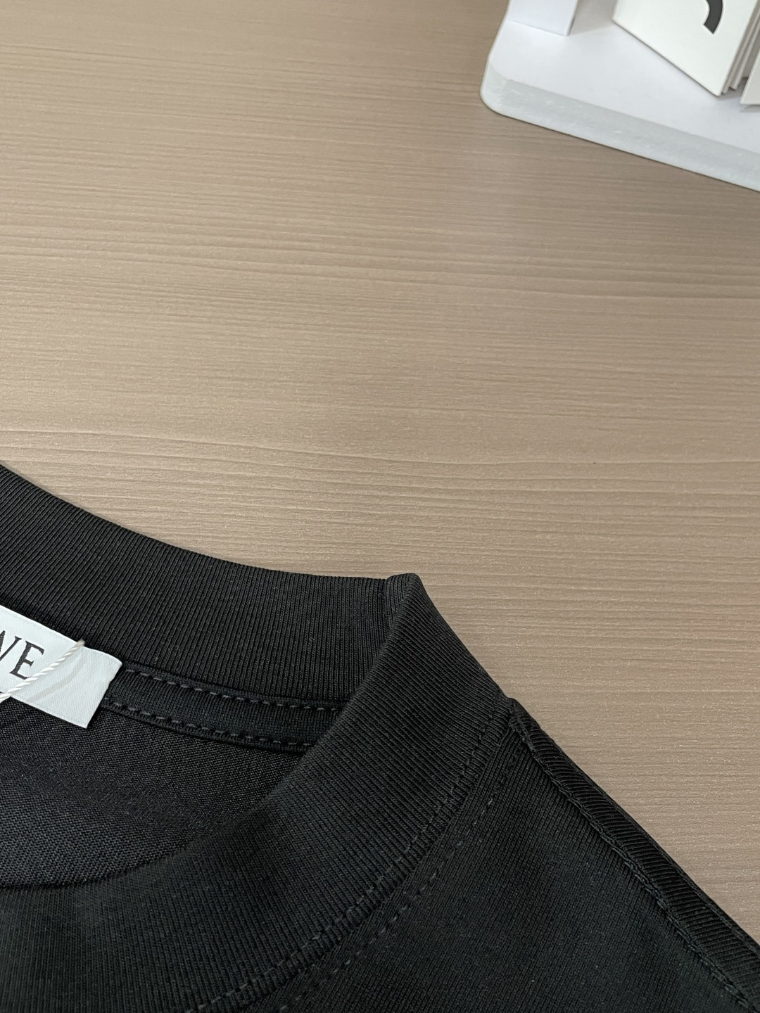 Loewe 2026春夏款/官网同步 面料采用重磅纯棉精梳棉面料,OS宽松版型,上身版型超正!日常百搭,衣橱必备单品! Loewe 2026春夏款/官网同步 面料采用重磅纯棉精梳棉面料,OS宽松版型,上身版型超正!日常百搭,衣橱必备单品!