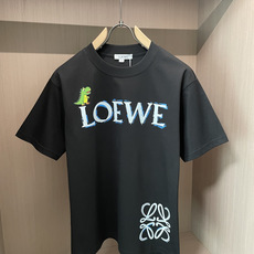 Loewe 2026春夏款/官网同步 面料采用重磅纯棉精梳棉面料,OS宽松版型,上身版型超正!日常百搭,衣橱必备单品! Loewe 2026春夏款/官网同步 面料采用重磅纯棉精梳棉面料,OS宽松版型,上身版型超正!日常百搭,衣橱必备单品!