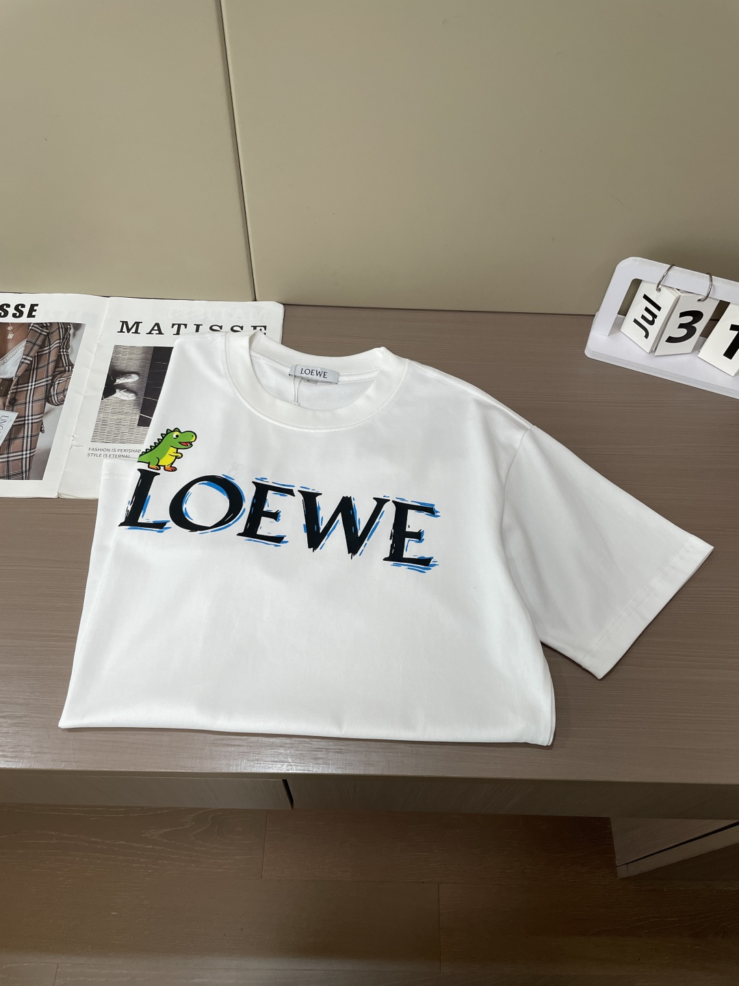 Loewe 2026春夏款/官网同步 面料采用重磅纯棉精梳棉面料,OS宽松版型,上身版型超正!日常百搭,衣橱必备单品! Loewe 2026春夏款/官网同步 面料采用重磅纯棉精梳棉面料,OS宽松版型,上身版型超正!日常百搭,衣橱必备单品!