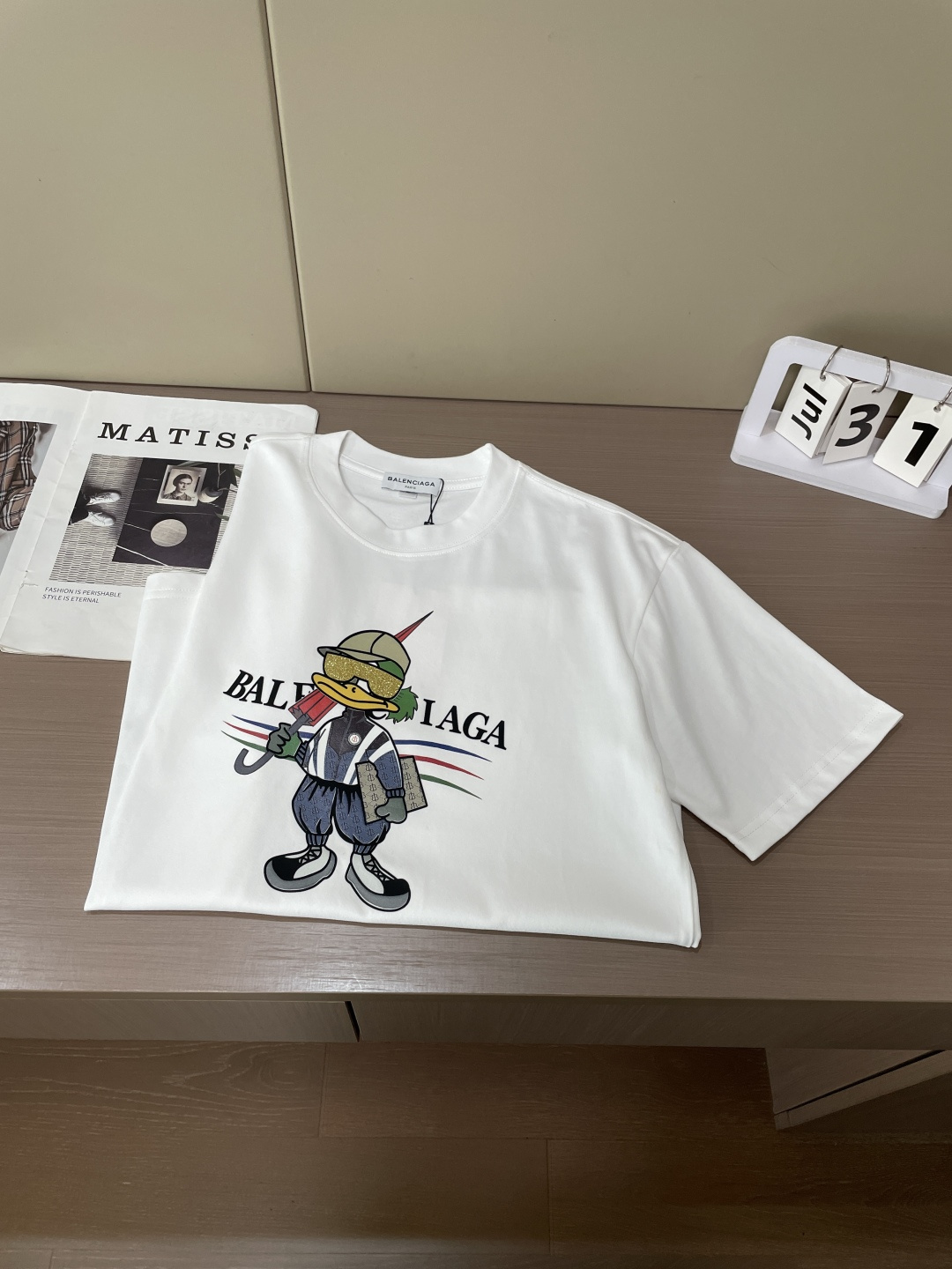 巴黎 2026春夏款/官网同步 面料采用重磅纯棉精梳棉面料,OS宽松版型,上身版型超正!日常百搭,衣橱必备单品! 尺码 巴黎 2026春夏款/官网同步 面料采用重磅纯棉精梳棉面料,OS宽松版型,上身版型超正!日常百搭,衣橱必备单品! 尺码