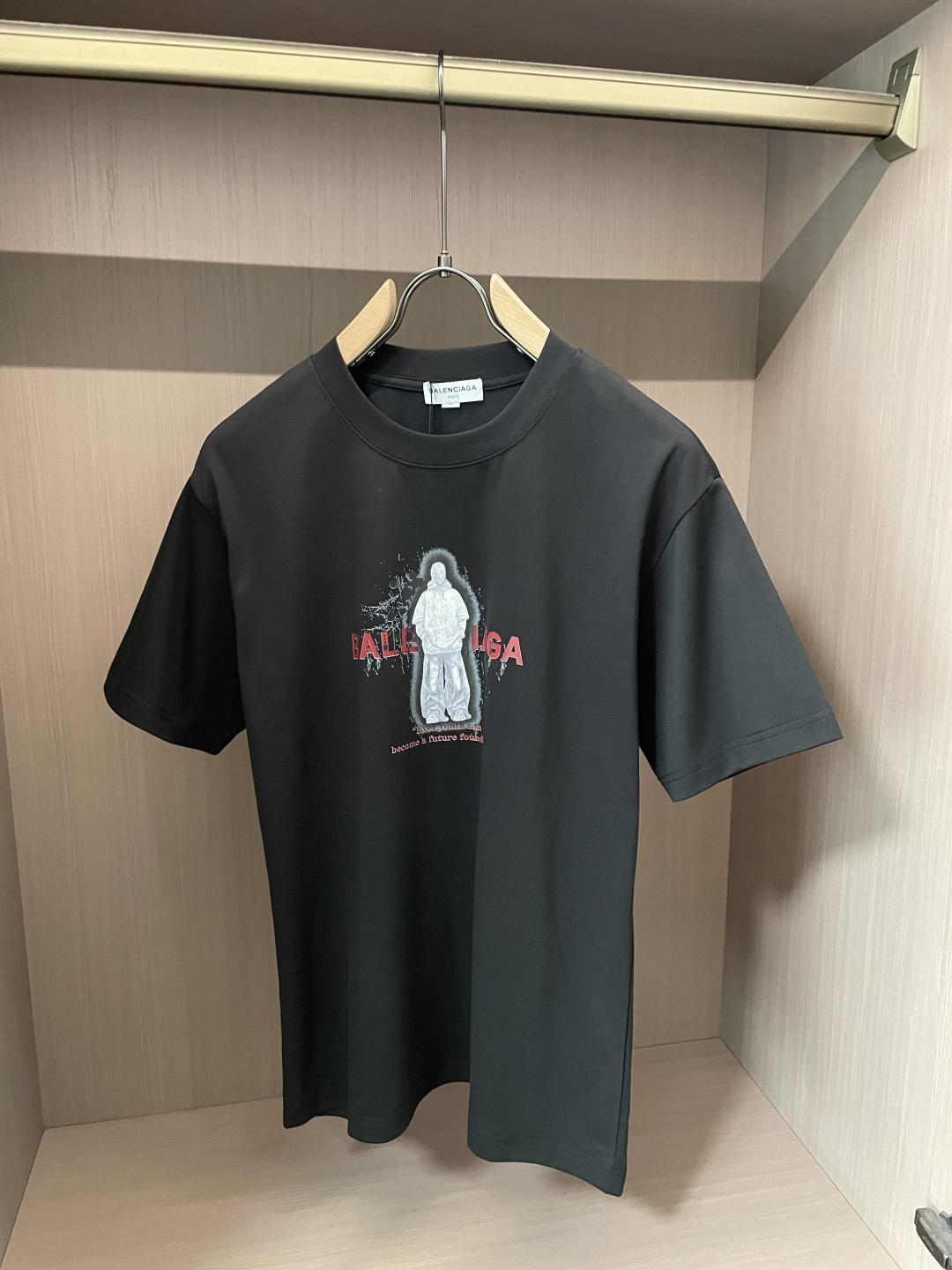 巴黎 2026春夏款/官网同步 面料采用重磅纯棉精梳棉面料,OS宽松版型,上身版型超正!日常百搭,衣橱必备单品! 尺码 巴黎 2026春夏款/官网同步 面料采用重磅纯棉精梳棉面料,OS宽松版型,上身版型超正!日常百搭,衣橱必备单品! 尺码