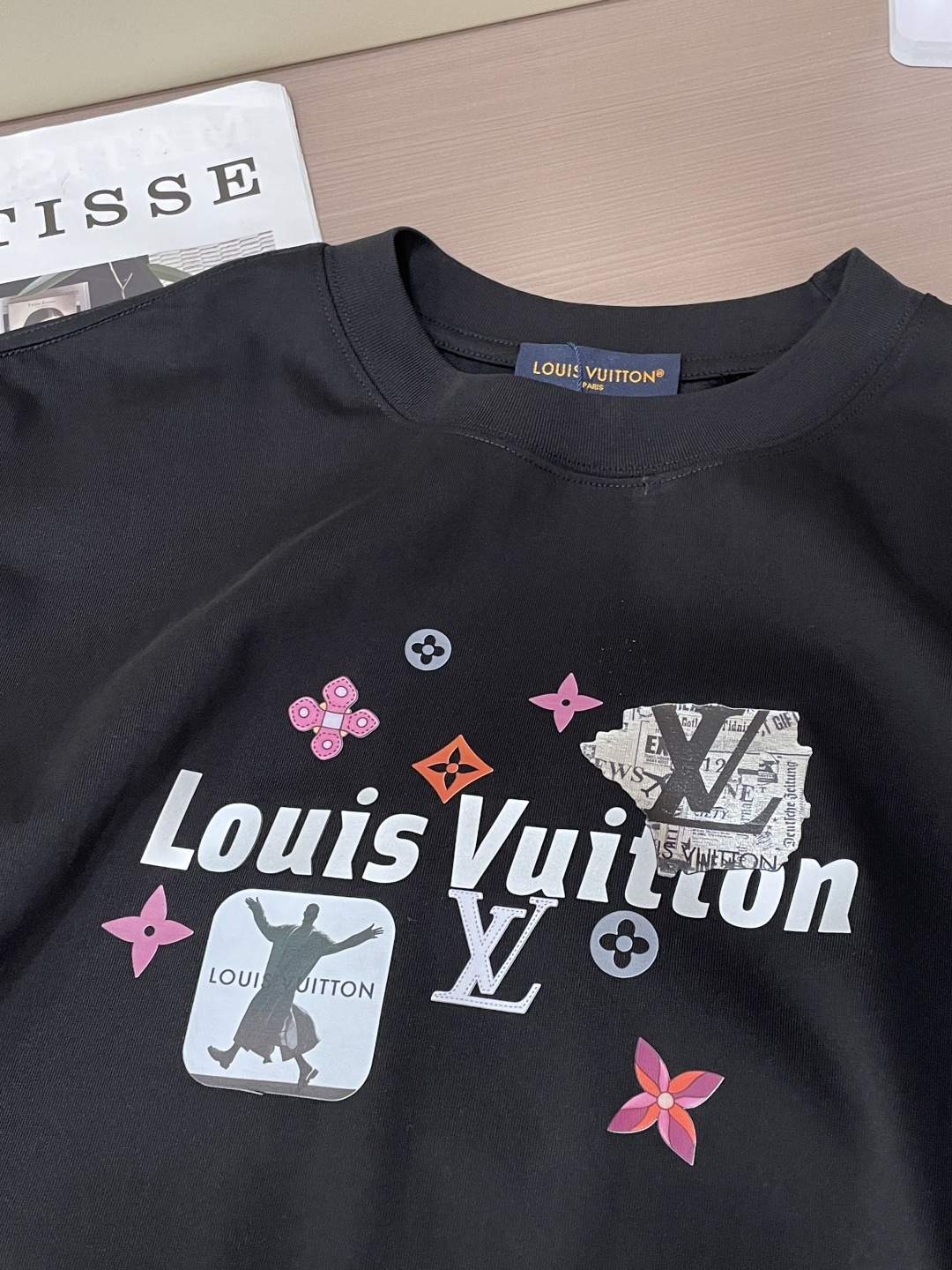 Lv 2026春夏款/官网同步 面料采用重磅纯棉精梳棉面料，OS宽松版型，上身版型超正！日常百搭，衣橱必备单品！ 尺码 