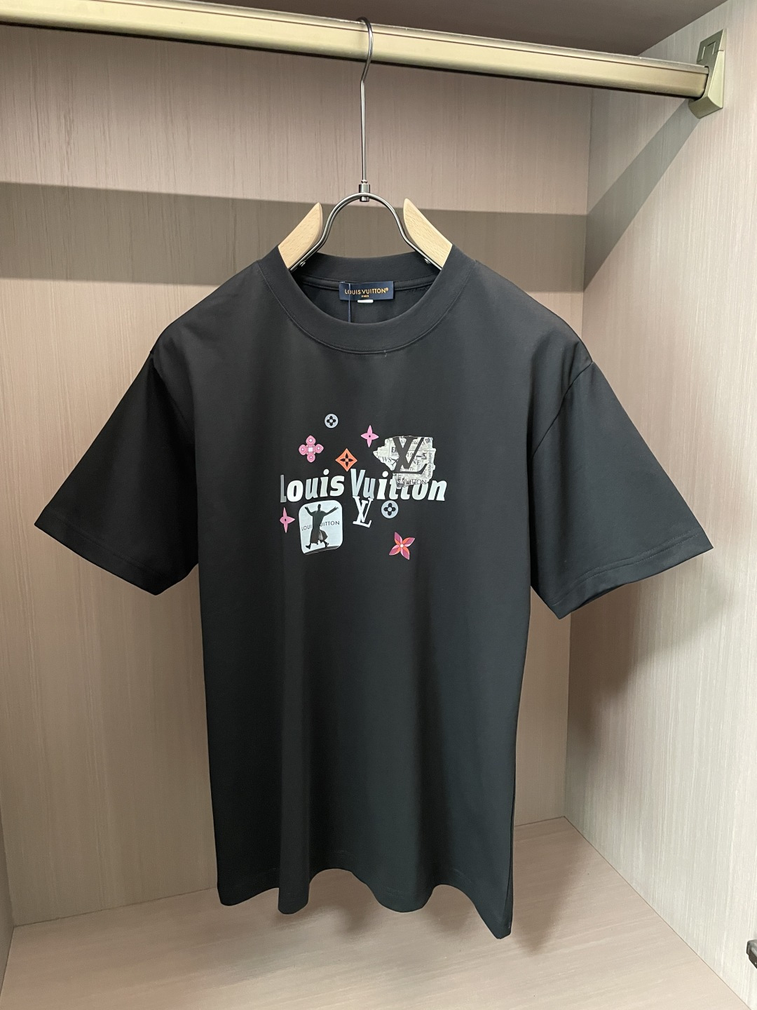 Lv 2026春夏款/官网同步 面料采用重磅纯棉精梳棉面料，OS宽松版型，上身版型超正！日常百搭，衣橱必备单品！ 尺码 