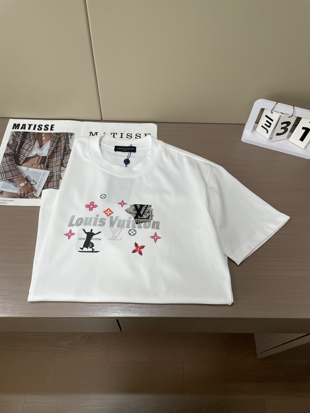 Lv 2026春夏款/官网同步 面料采用重磅纯棉精梳棉面料，OS宽松版型，上身版型超正！日常百搭，衣橱必备单品！ 尺码 