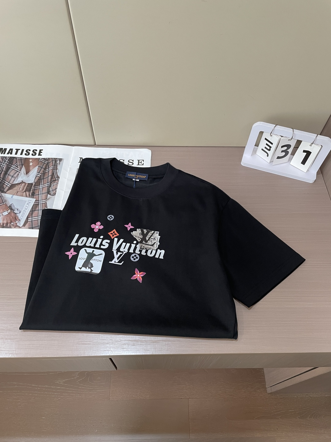 Lv 2026春夏款/官网同步 面料采用重磅纯棉精梳棉面料，OS宽松版型，上身版型超正！日常百搭，衣橱必备单品！ 尺码 