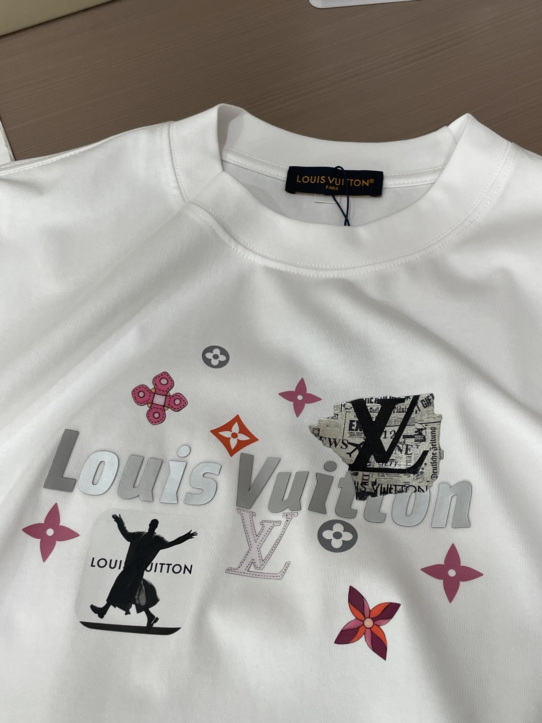 Lv 2026春夏款/官网同步 面料采用重磅纯棉精梳棉面料，OS宽松版型，上身版型超正！日常百搭，衣橱必备单品！ 尺码 