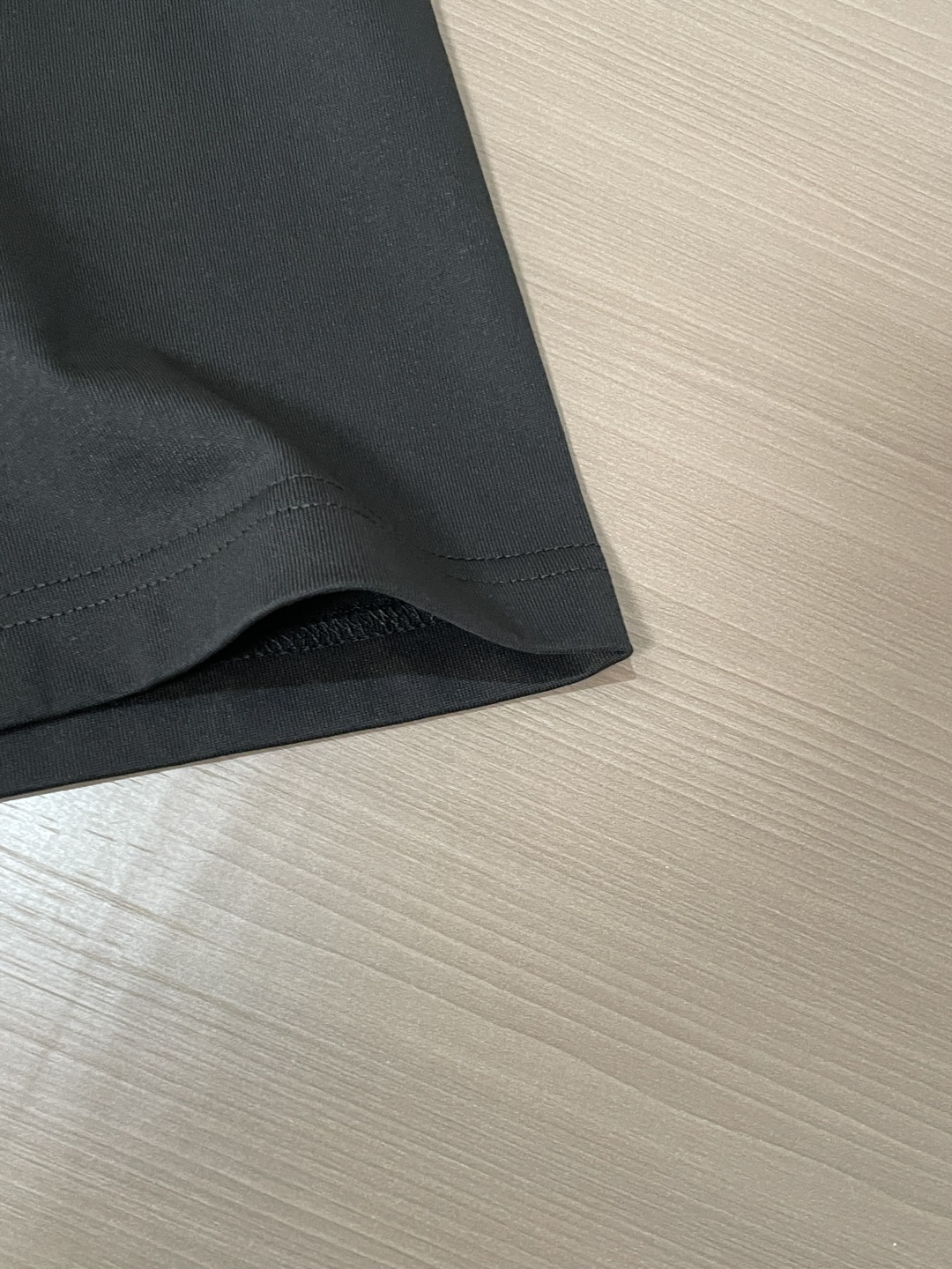 Lv 2026春夏款/官网同步 面料采用重磅纯棉精梳棉面料，OS宽松版型，上身版型超正！日常百搭，衣橱必备单品！ 尺码 