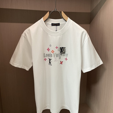 Lv 2026春夏款/官网同步 面料采用重磅纯棉精梳棉面料,OS宽松版型,上身版型超正!日常百搭,衣橱必备单品! 尺码 Lv 2026春夏款/官网同步 面料采用重磅纯棉精梳棉面料,OS宽松版型,上身版型超正!日常百搭,衣橱必备单品! 尺码