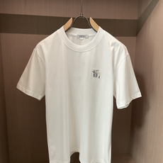 Loewe 2026春夏款/官网同步 面料采用重磅纯棉精梳棉面料,OS宽松版型,上身版型超正!日常百搭,衣橱必备单品! Loewe 2026春夏款/官网同步 面料采用重磅纯棉精梳棉面料,OS宽松版型,上身版型超正!日常百搭,衣橱必备单品!
