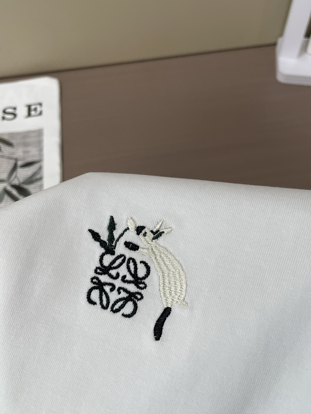 Loewe  2026春夏款/官网同步 面料采用重磅纯棉精梳棉面料，OS宽松版型，上身版型超正！日常百搭，衣橱必备单品！
