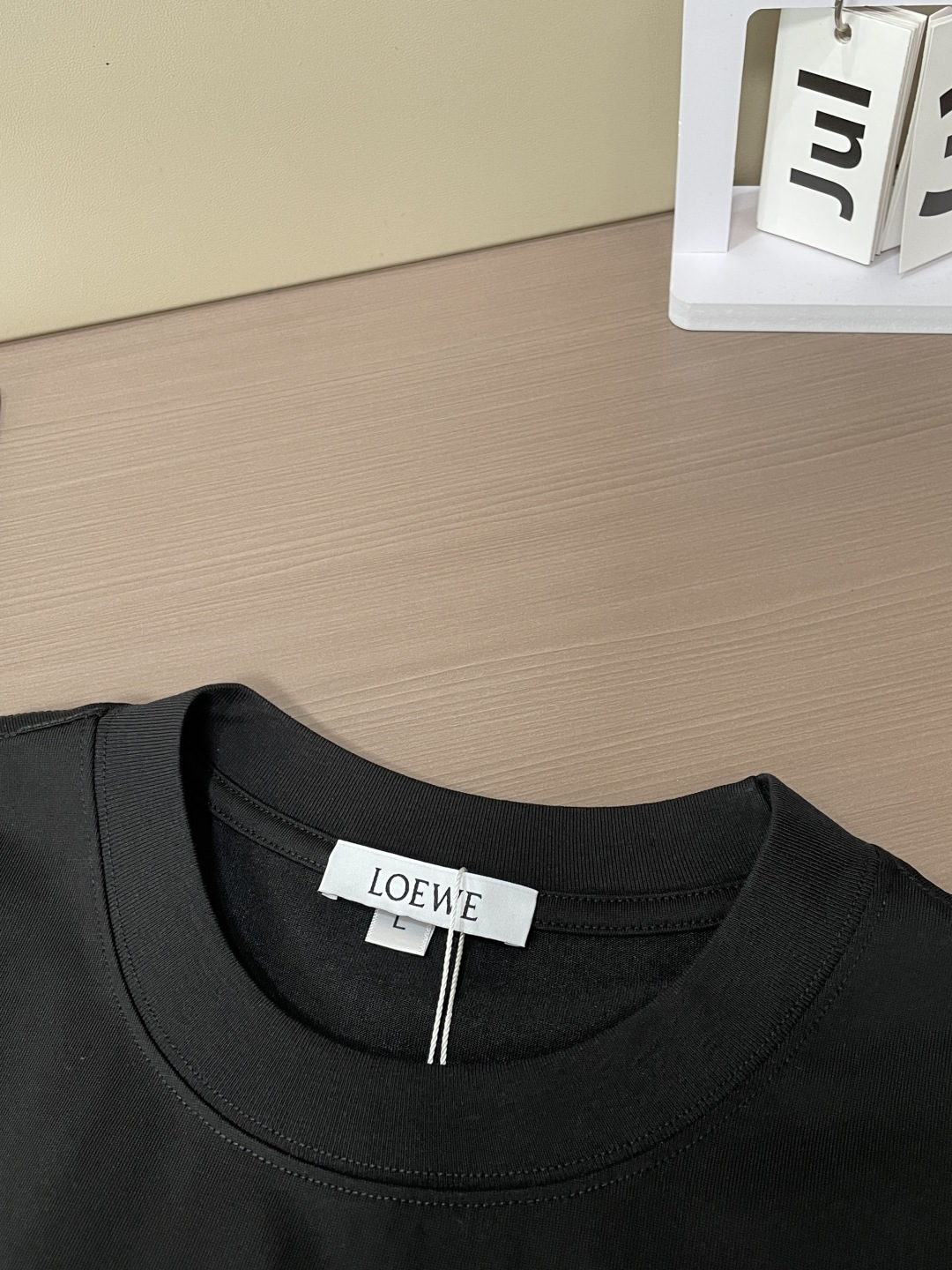 Loewe  2026春夏款/官网同步 面料采用重磅纯棉精梳棉面料，OS宽松版型，上身版型超正！日常百搭，衣橱必备单品！