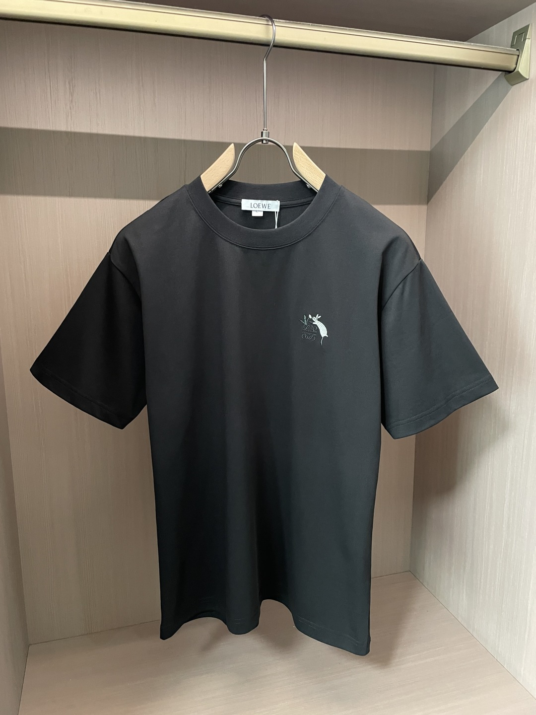 Loewe  2026春夏款/官网同步 面料采用重磅纯棉精梳棉面料，OS宽松版型，上身版型超正！日常百搭，衣橱必备单品！