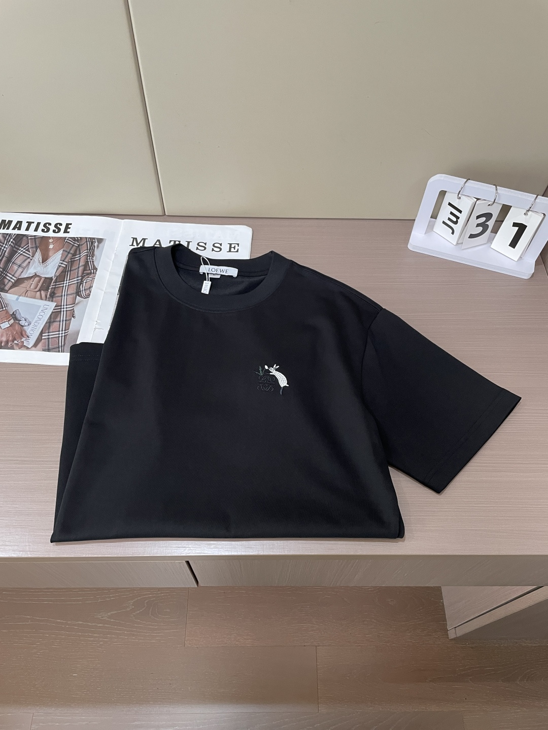 Loewe  2026春夏款/官网同步 面料采用重磅纯棉精梳棉面料，OS宽松版型，上身版型超正！日常百搭，衣橱必备单品！