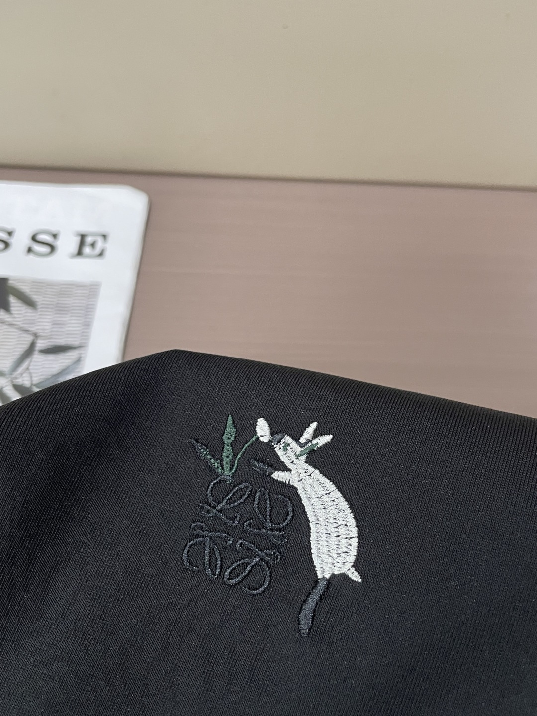 Loewe  2026春夏款/官网同步 面料采用重磅纯棉精梳棉面料，OS宽松版型，上身版型超正！日常百搭，衣橱必备单品！