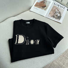 Dior 2026秋冬 男士短袖 专柜的最经典系列 最简单基础的经典款 很简单 重点看面料这次我们拿到的原厂面料!客供面 Dior 2026秋冬 男士短袖 专柜的最经典系列 最简单基础的经典款 很简单 重点看面料这次我们拿到的原厂面料!客供面