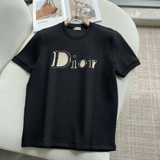Dior 2026秋冬 男士短袖 专柜的最经典系列 最简单基础的经典款 很简单 重点看面料这次我们拿到的原厂面料!客供面 Dior 2026秋冬 男士短袖 专柜的最经典系列 最简单基础的经典款 很简单 重点看面料这次我们拿到的原厂面料!客供面