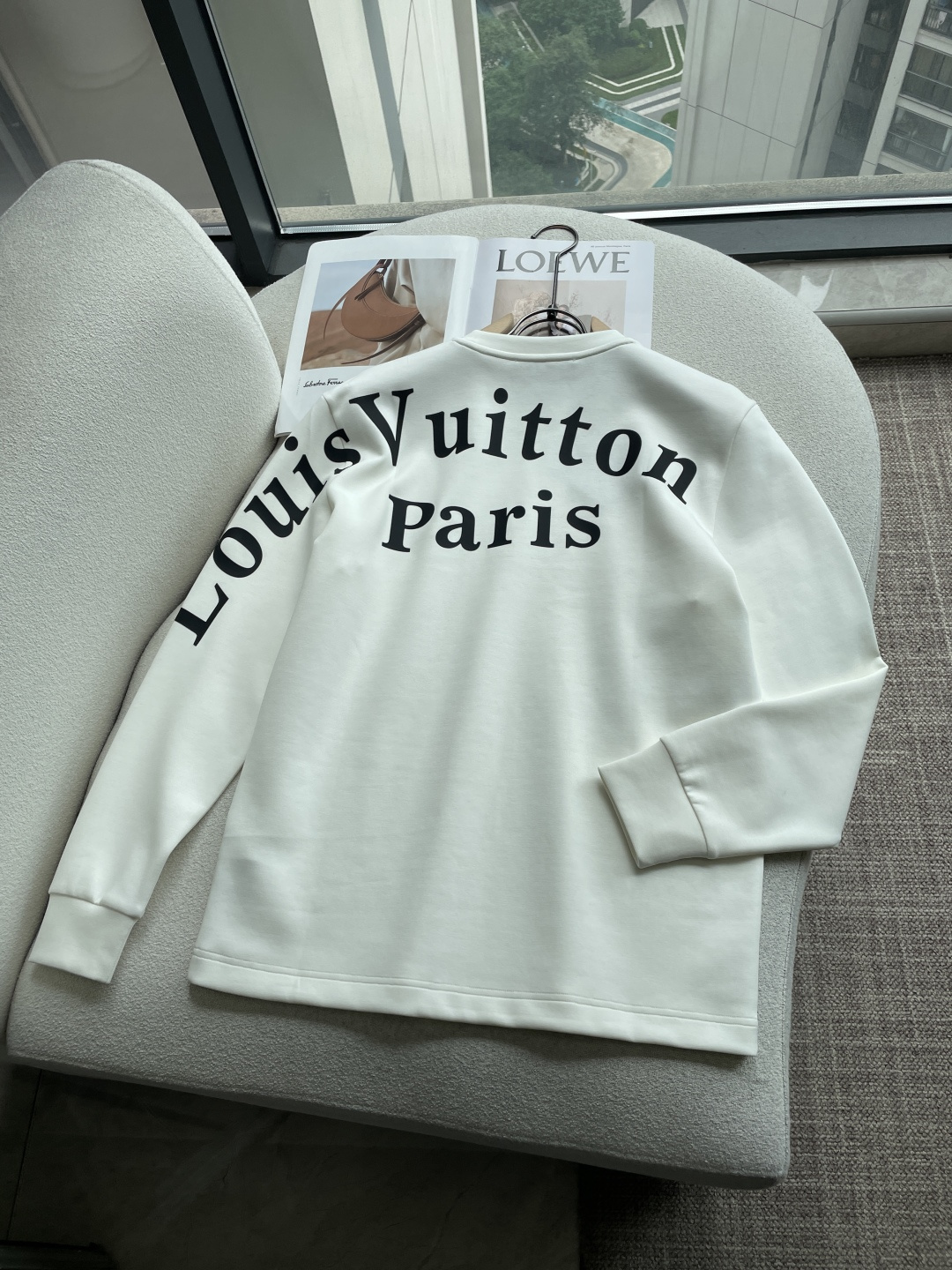 Lv 2026秋冬专柜新款 时尚休闲打底衫长袖T恤,精选进口高密度双面拉架棉面料,精致原版logo打造,舒适性与透气性兼 Lv 2026秋冬专柜新款 时尚休闲打底衫长袖T恤,精选进口高密度双面拉架棉面料,精致原版logo打造,舒适性与透气性兼