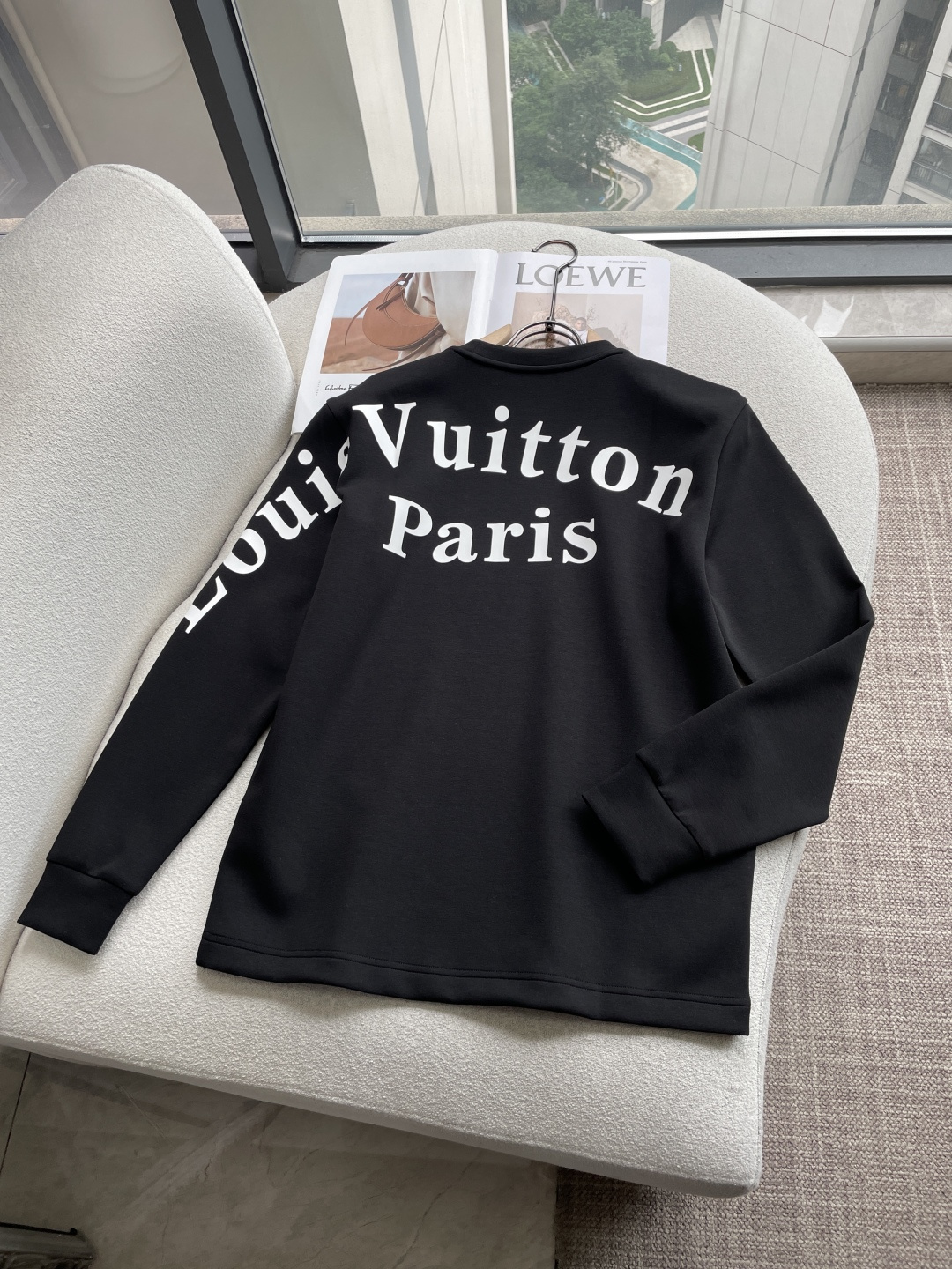 Lv 2026秋冬专柜新款 时尚休闲打底衫长袖T恤,精选进口高密度双面拉架棉面料,精致原版logo打造,舒适性与透气性兼 Lv 2026秋冬专柜新款 时尚休闲打底衫长袖T恤,精选进口高密度双面拉架棉面料,精致原版logo打造,舒适性与透气性兼