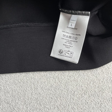 Dior 2026秋冬专柜新款 时尚休闲打底衫长袖T恤,精选进口高密度双面拉架棉面料,精致原版logo打造,舒适性与透气 Dior 2026秋冬专柜新款 时尚休闲打底衫长袖T恤,精选进口高密度双面拉架棉面料,精致原版logo打造,舒适性与透气