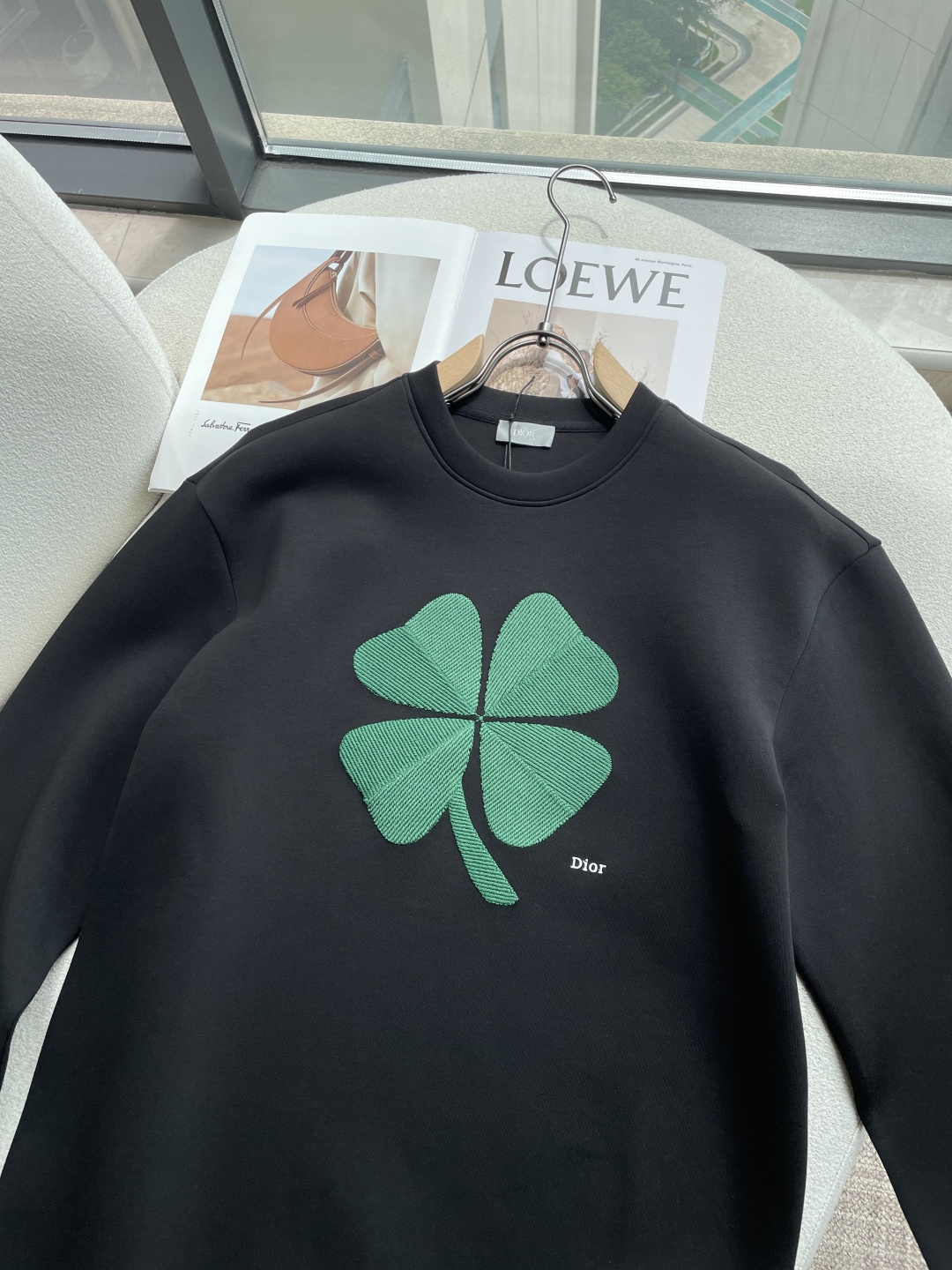 Dior 2026秋冬专柜新款 时尚休闲打底衫长袖T恤,精选进口高密度双面拉架棉面料,精致原版logo打造,舒适性与透气 Dior 2026秋冬专柜新款 时尚休闲打底衫长袖T恤,精选进口高密度双面拉架棉面料,精致原版logo打造,舒适性与透气