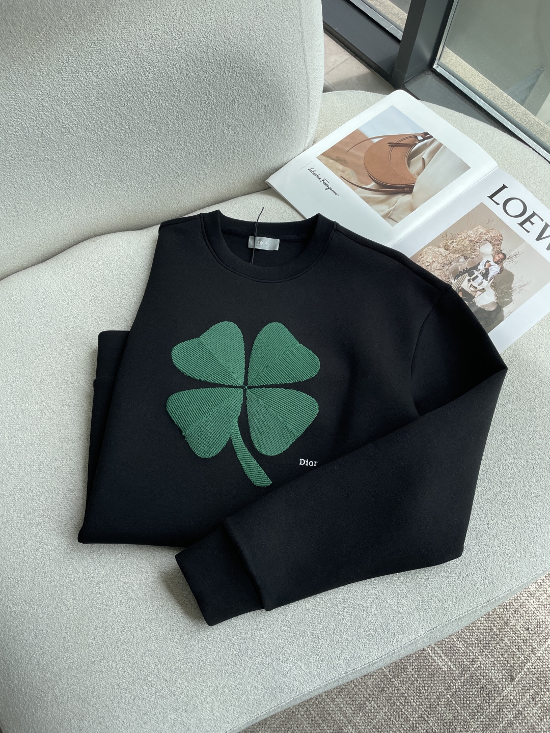 Dior 2026秋冬专柜新款 时尚休闲打底衫长袖T恤,精选进口高密度双面拉架棉面料,精致原版logo打造,舒适性与透气 Dior 2026秋冬专柜新款 时尚休闲打底衫长袖T恤,精选进口高密度双面拉架棉面料,精致原版logo打造,舒适性与透气