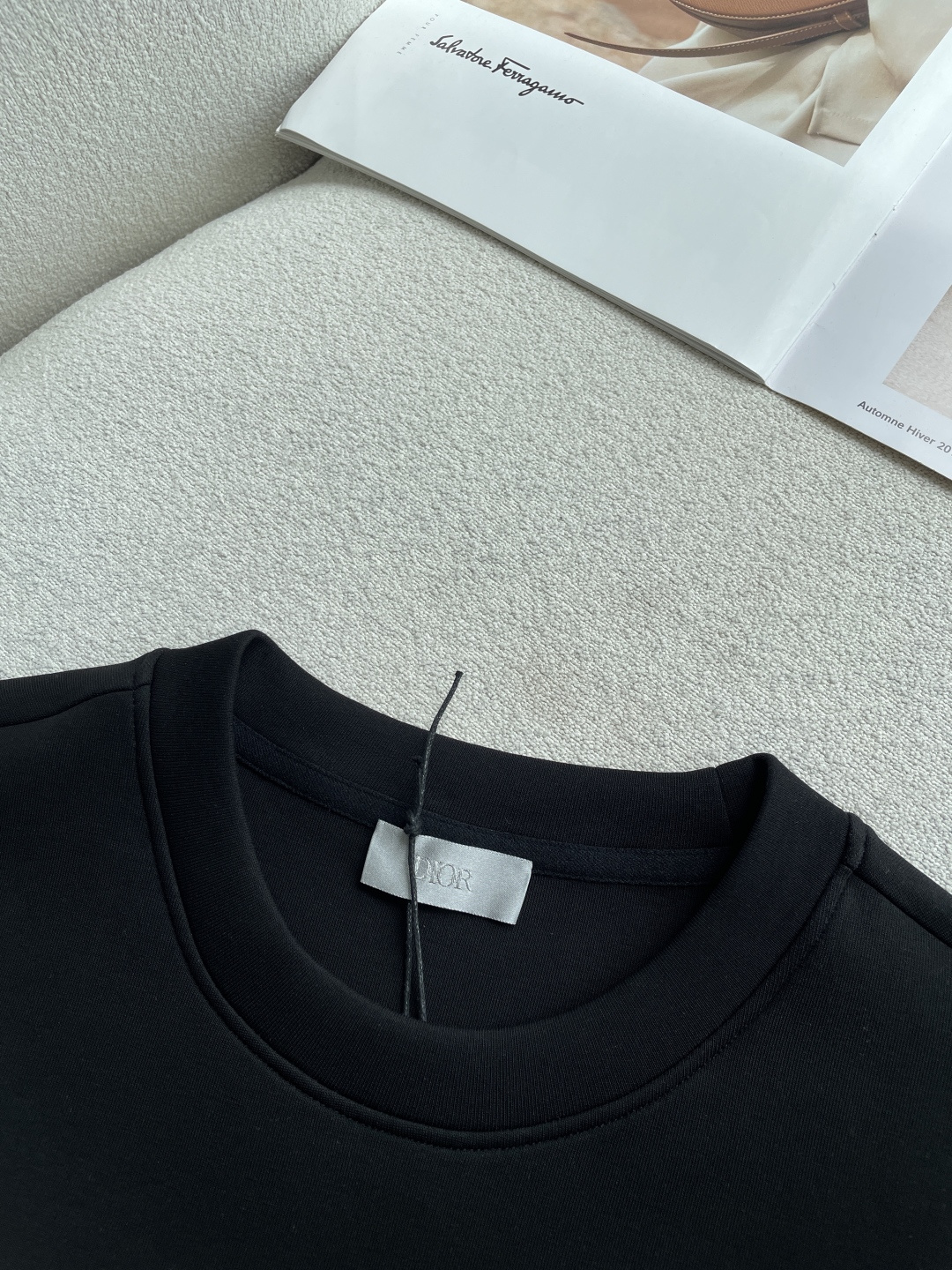 Dior 2026秋冬专柜新款 时尚休闲打底衫长袖T恤,精选进口高密度双面拉架棉面料,精致原版logo打造,舒适性与透气 Dior 2026秋冬专柜新款 时尚休闲打底衫长袖T恤,精选进口高密度双面拉架棉面料,精致原版logo打造,舒适性与透气