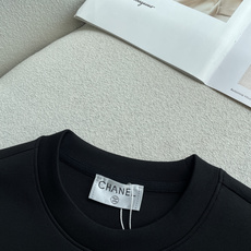 Celine 2026秋冬专柜新款 时尚休闲打底衫长袖T恤,精选进口高密度双面拉架棉面料,精致原版logo打造,舒适性与 Celine 2026秋冬专柜新款 时尚休闲打底衫长袖T恤,精选进口高密度双面拉架棉面料,精致原版logo打造,舒适性与