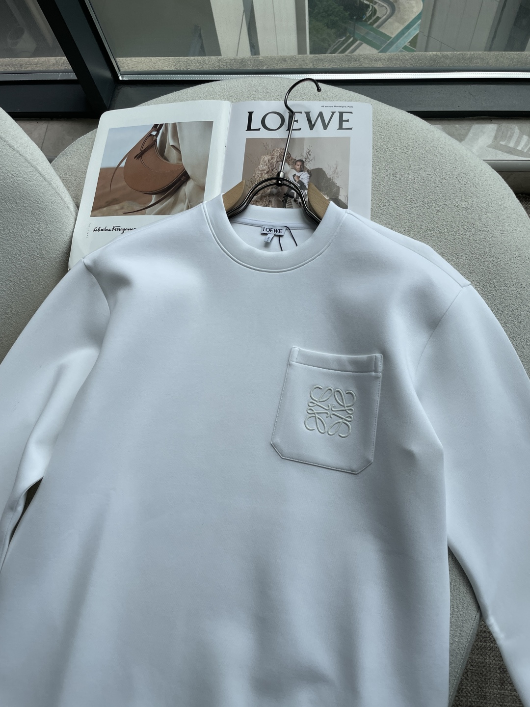 Loewe 2026秋冬专柜新款 时尚休闲打底衫长袖T恤,精选进口高密度双面拉架棉面料,精致原版logo打造,舒适性与 Loewe 2026秋冬专柜新款 时尚休闲打底衫长袖T恤,精选进口高密度双面拉架棉面料,精致原版logo打造,舒适性与
